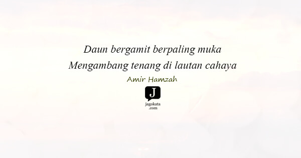 Daun bergamit berpaling muka Mengambang tenang di lautan cahaya